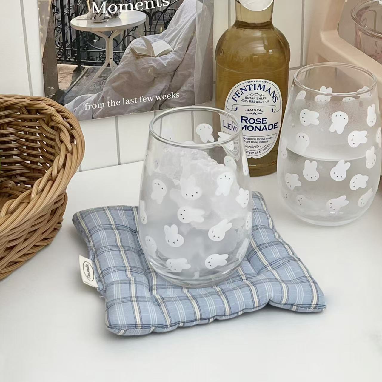 Uroczy szklany kubek z nadruki – Water Tea And Coffee recenzja i cena